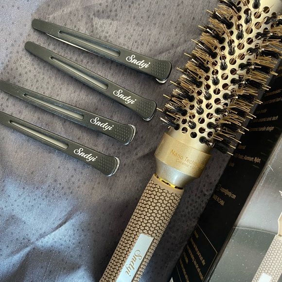 Round Brush with Sectioning Clips - Picture 2 of 3